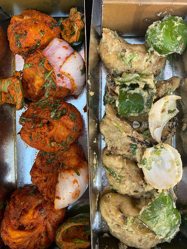 全帧图片鸡肉tikka momos(饺子)，蒸炸印度街头小吃，一次性，一次性，纸板容器，高视图